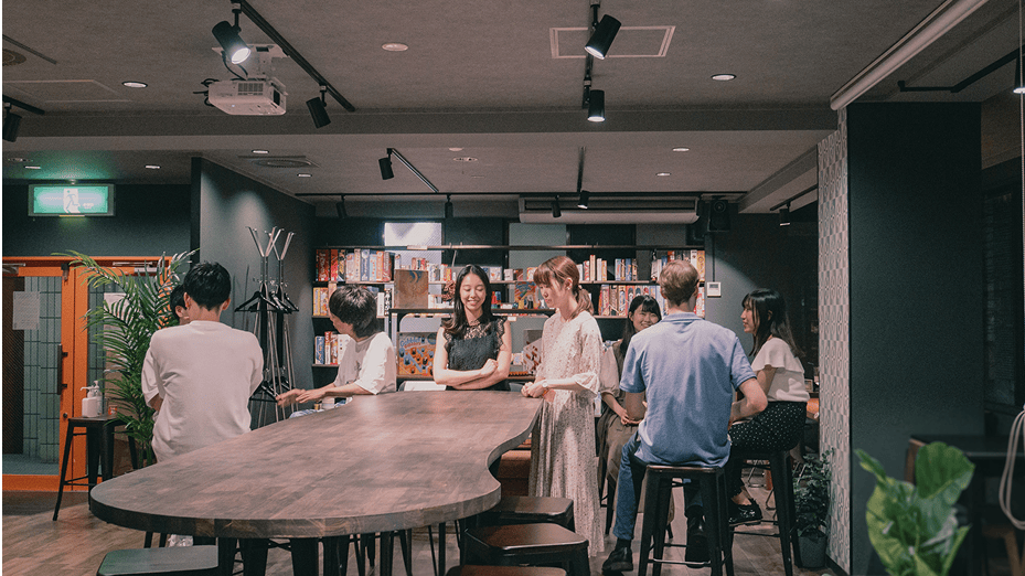 食事とボードゲームの写真